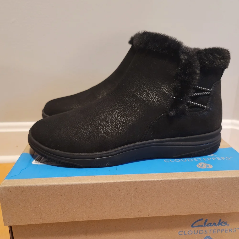 NIB Clarks Cloudstepper Breeze Fur Black Pull On Ankle Winter Boot Snow Size 9